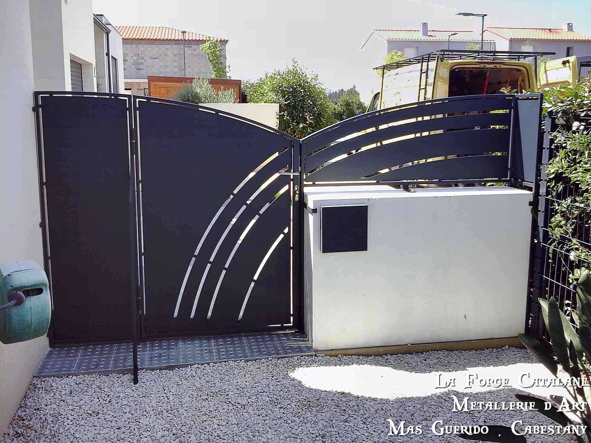 cloture et portillon moderne en decoupe laser  thermolaquage forge catalane.jpg